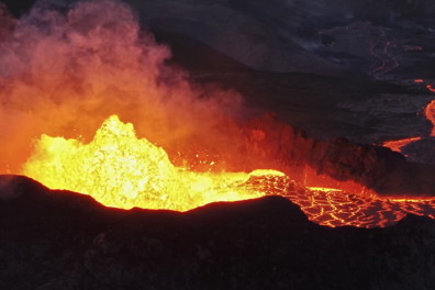 Cratère avec lac de lave en activité - 0mn 47s